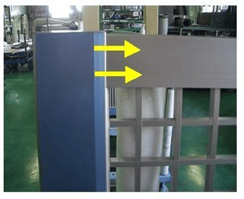 ビス留め用のタッピングホール