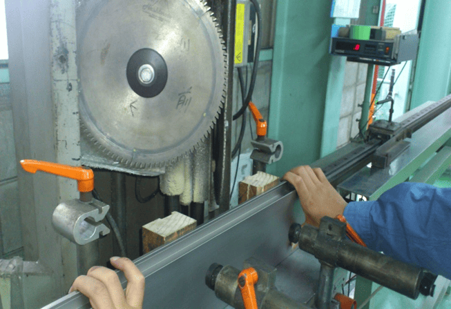 Vカット切断機 / V字切り