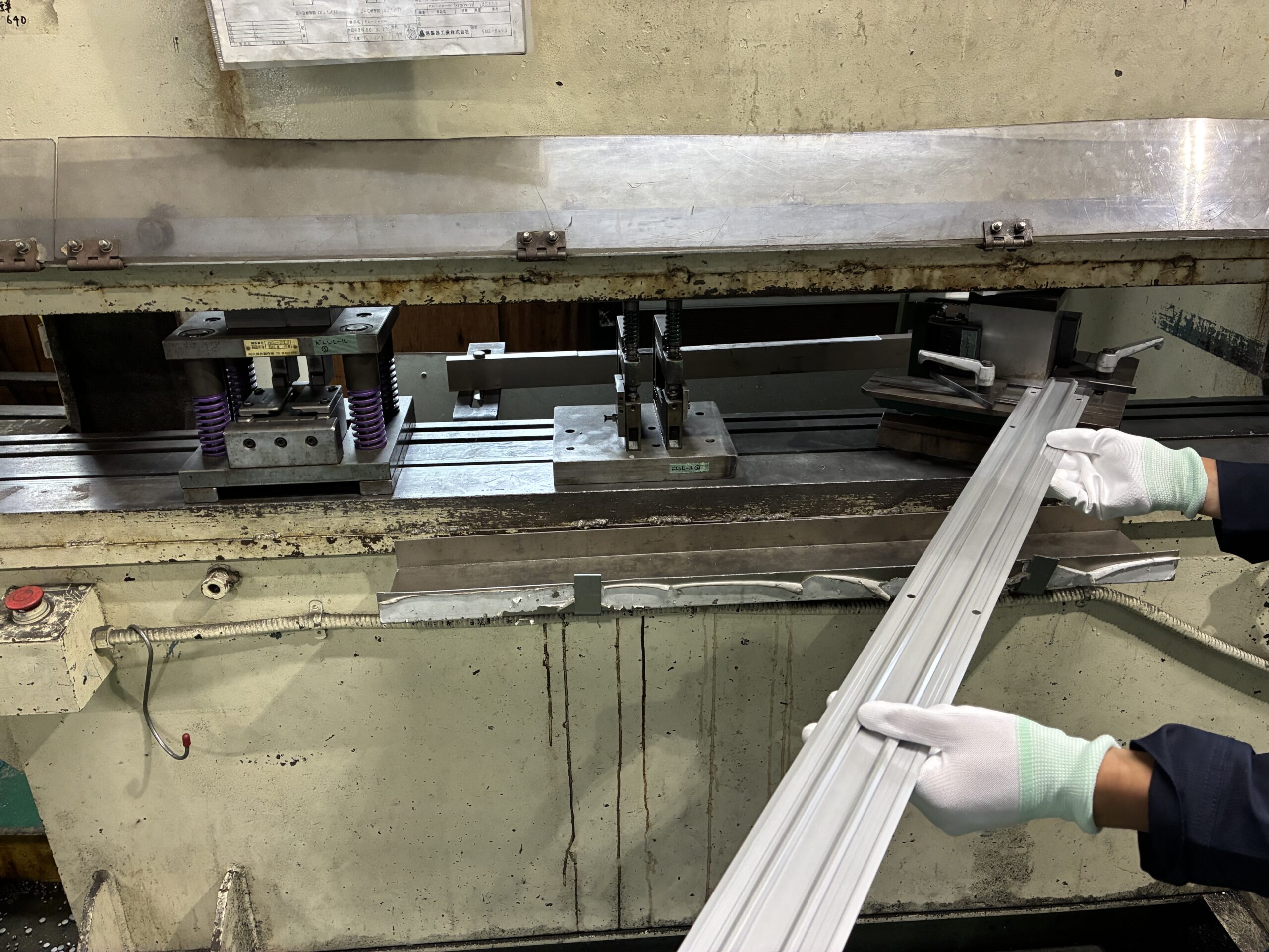 油圧ブレーキプレス（100t）