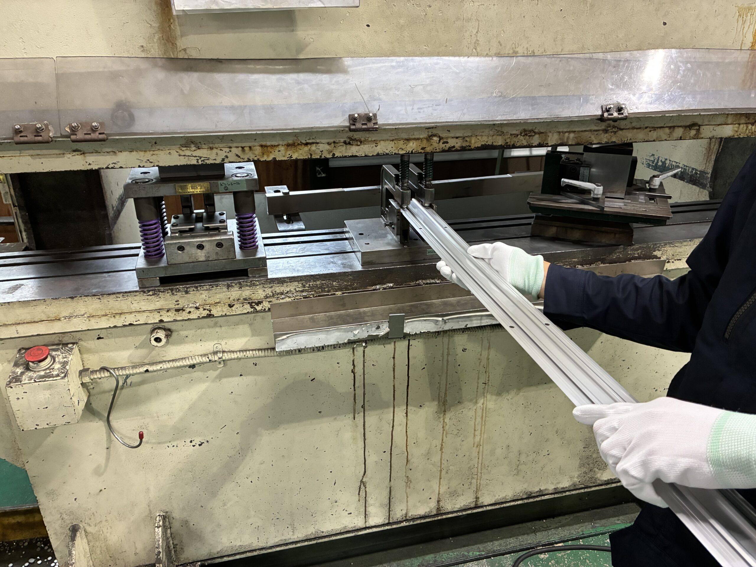 油圧ブレーキプレス（100t）