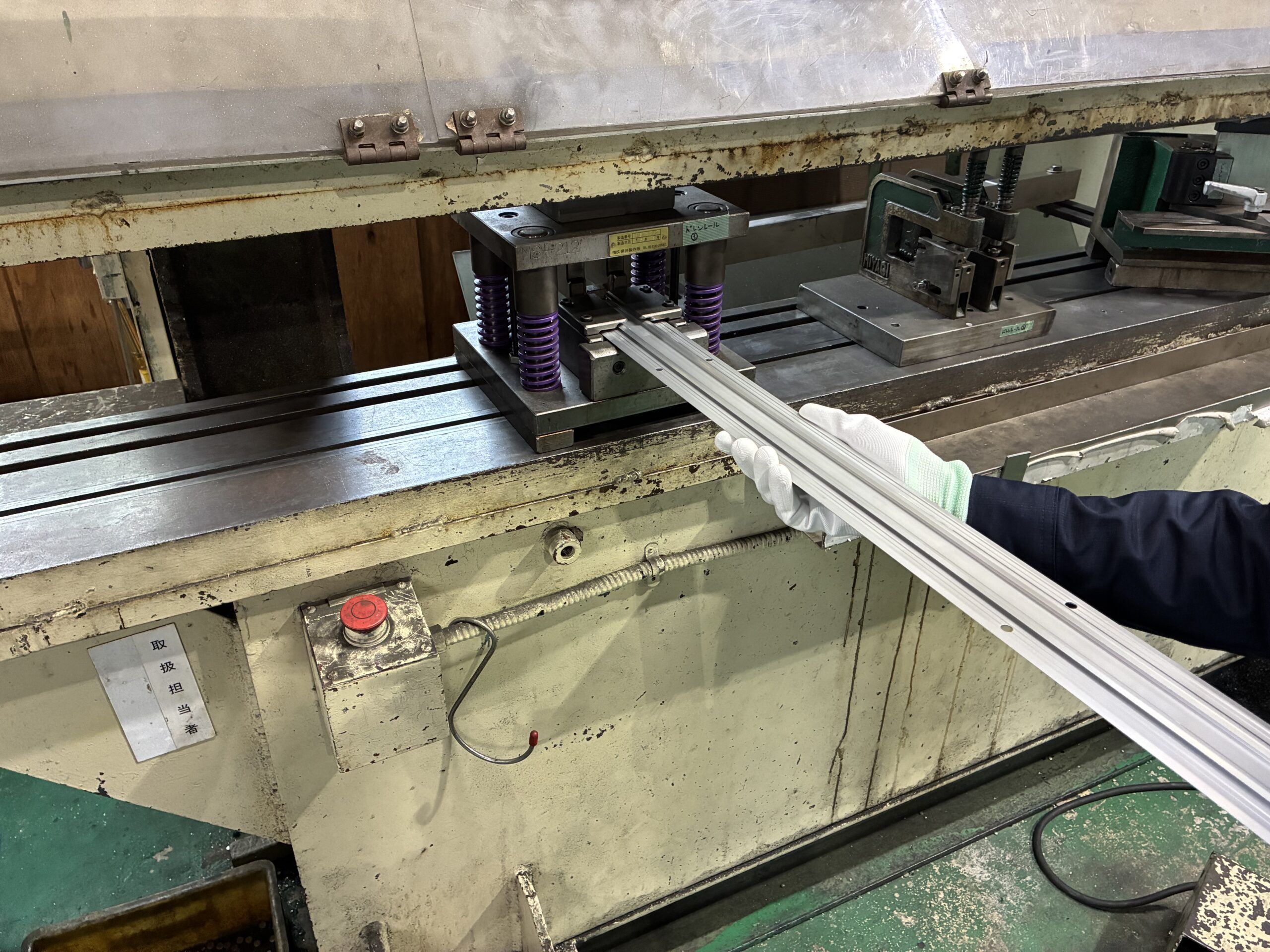 油圧ブレーキプレス（100t）