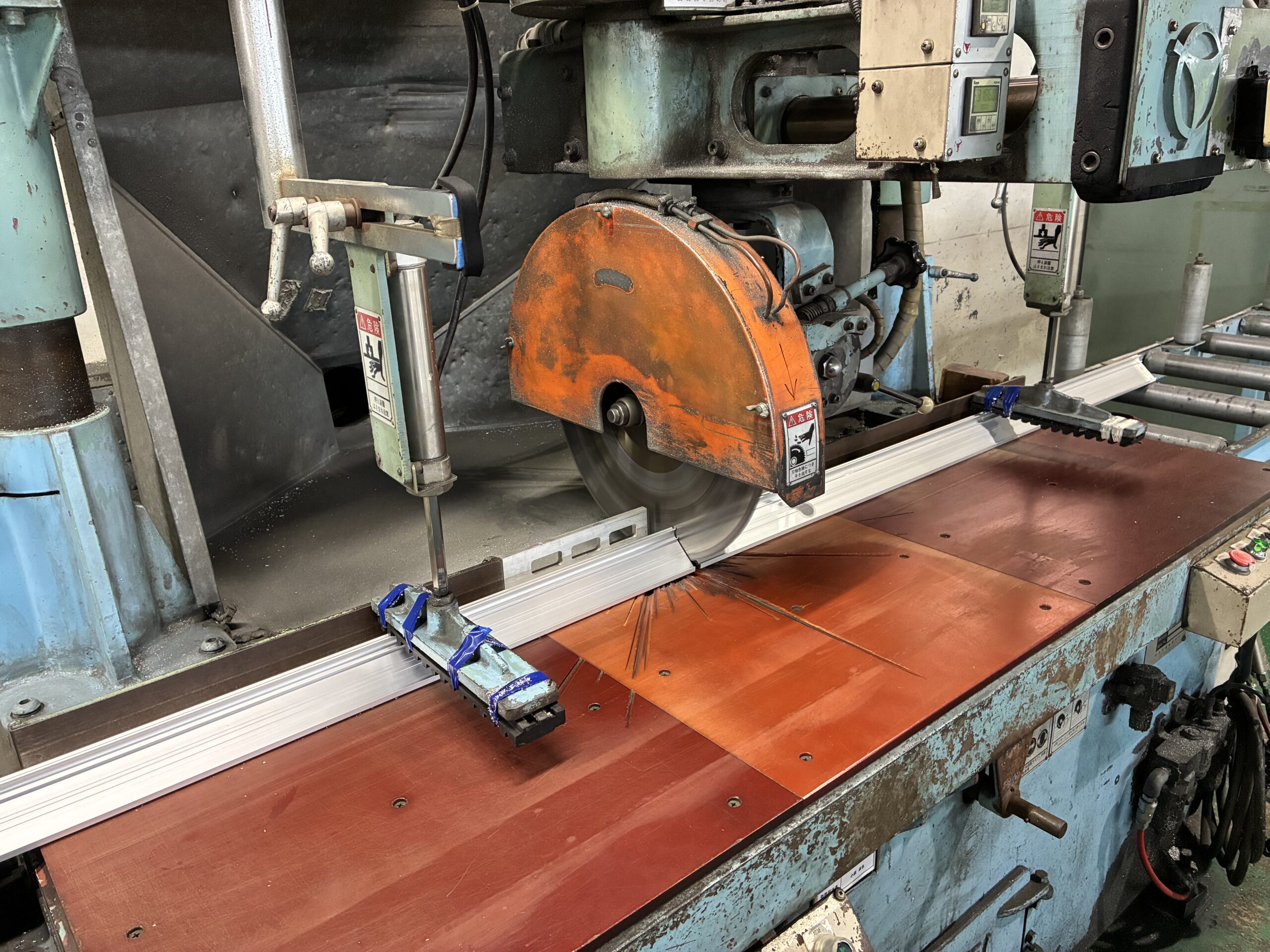 オーバーカット切断機（万能切断機）／ 角度切り