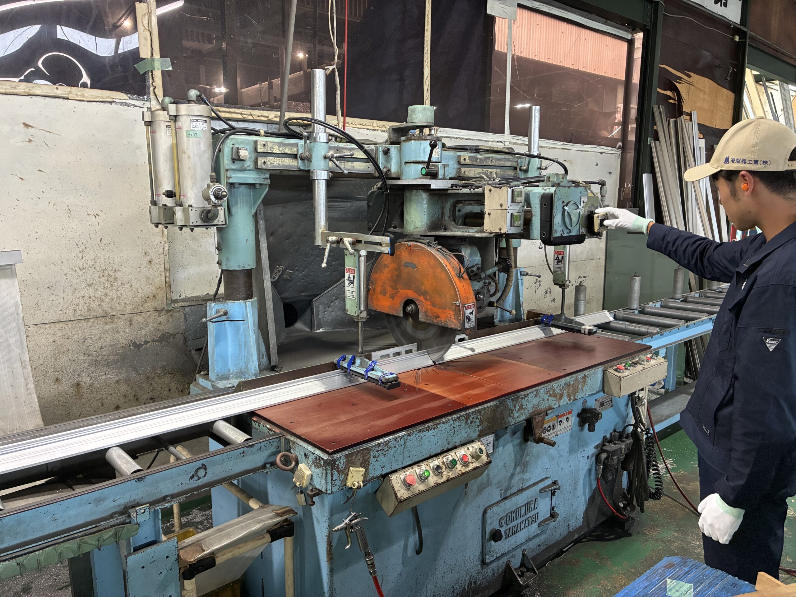 オーバーカット切断機（万能切断機）／ 角度切り