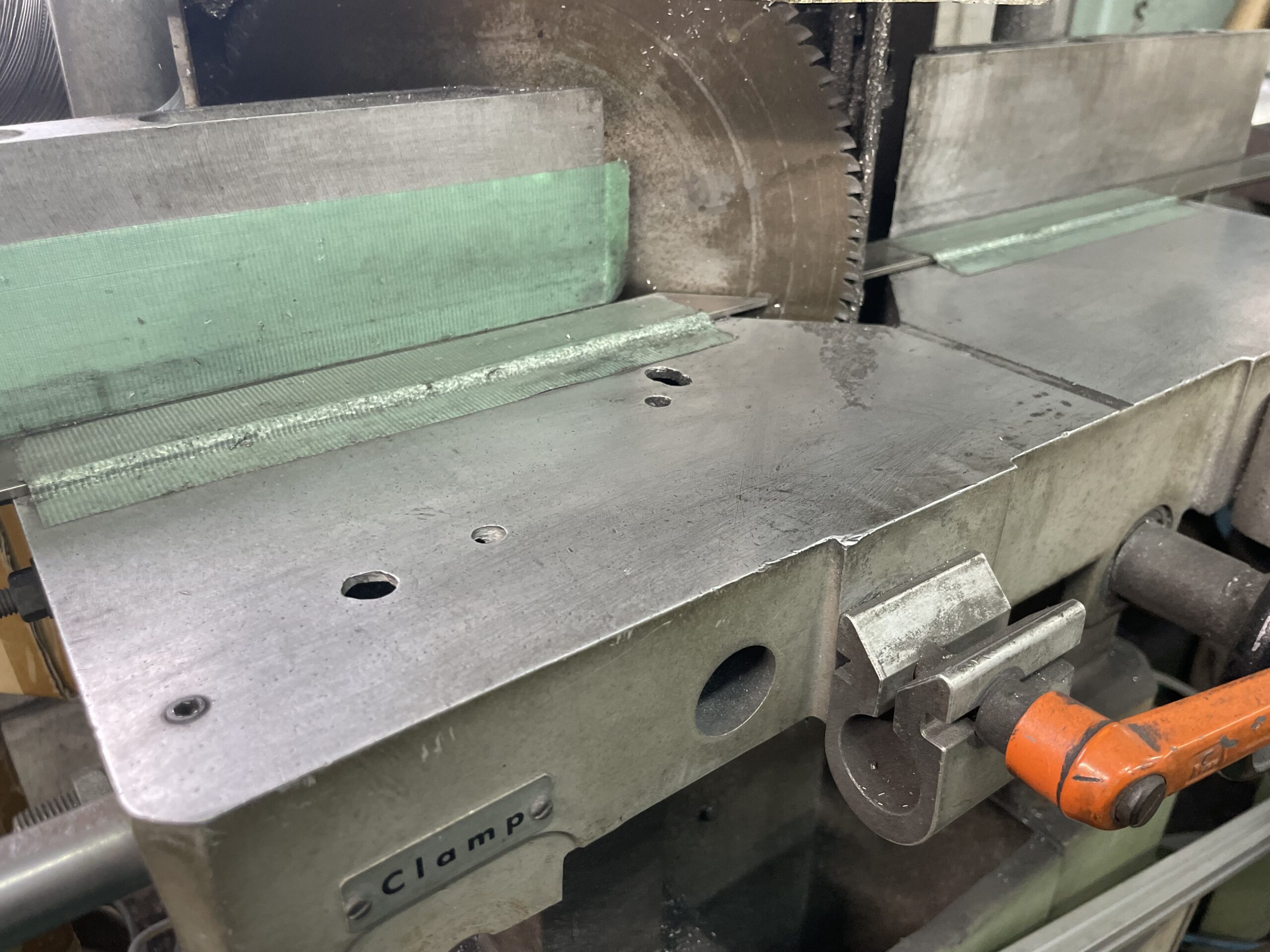 Vカット切断機 ／ V字切り